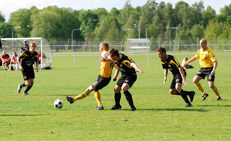 2009_0523_31.JPG - Mikael Wiker håller undan försvarsspelaren och lägger upp bollen för ett avslut för en annan Södraspelare